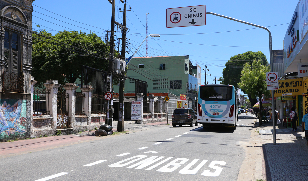 Faixa exclusica de ônibus